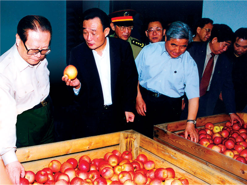 1999年6月16日，国家领导人江泽民等视察k8凯发(中国)天生赢家·一触即发果业。.jpg